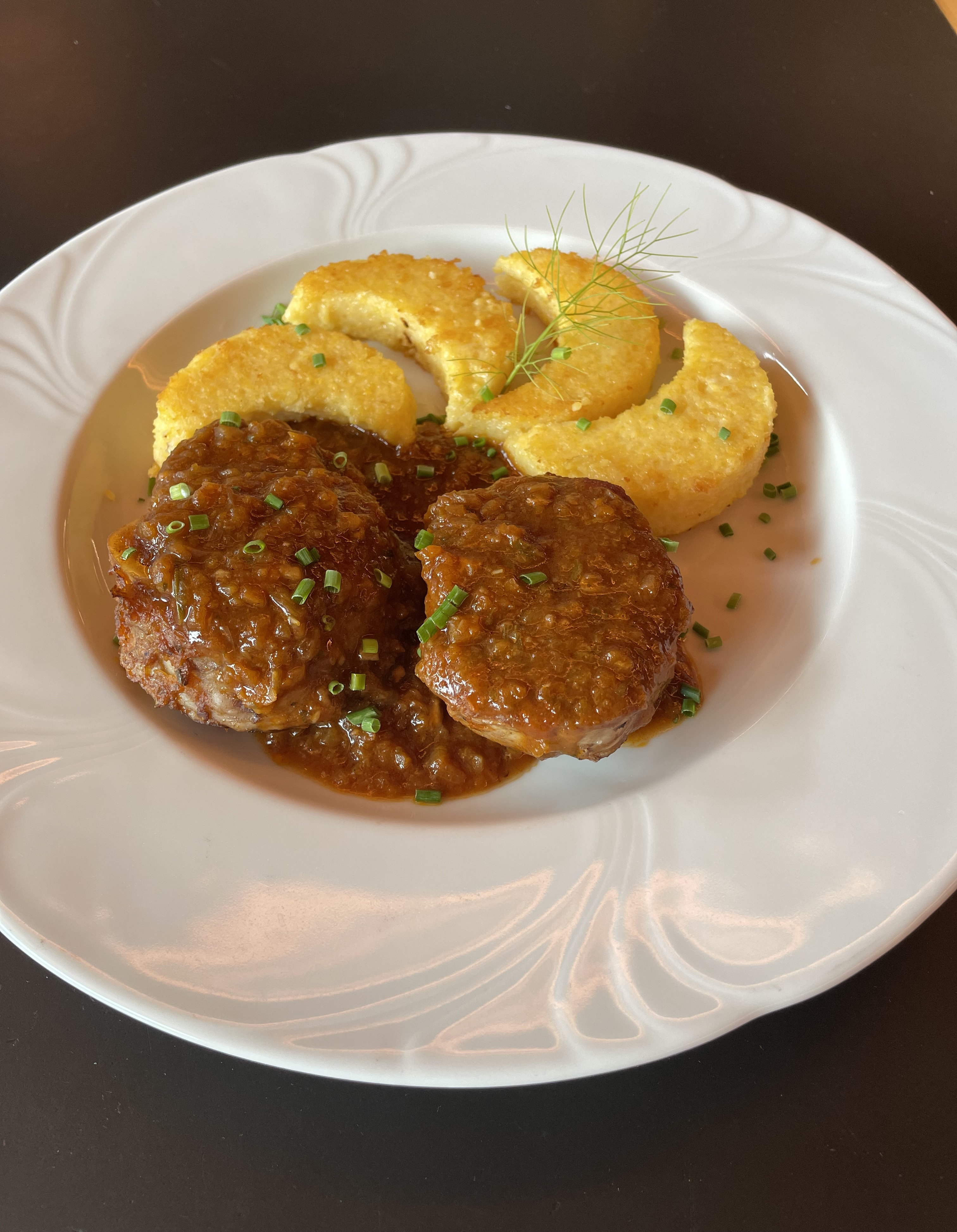 Schweinshaxe_mit_Mais_rev.jpg