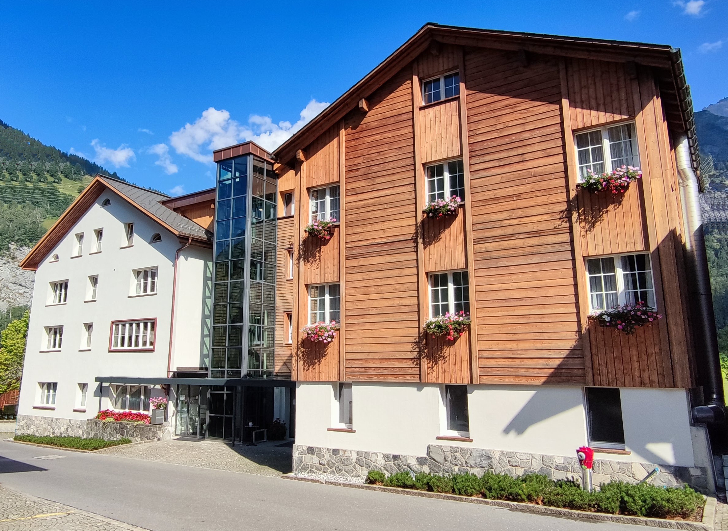 Hotel Front Sommer 2022.jpg